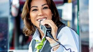 Sima Mizan som pratar i bussens mikrofon.