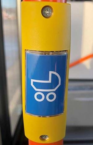 Barnvagnsknapp i bussen