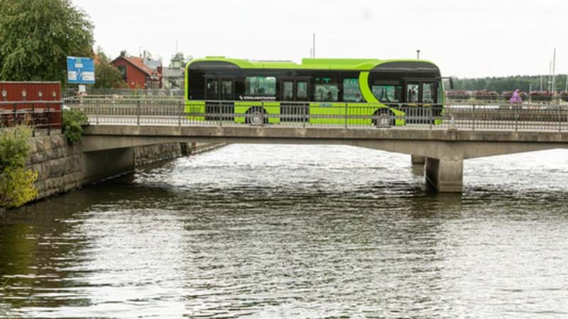 Buss på en bro