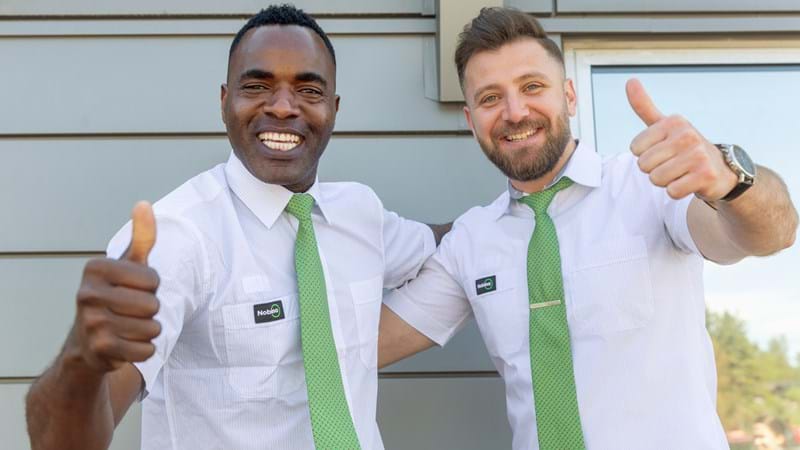 Två bussförare visar tumme upp