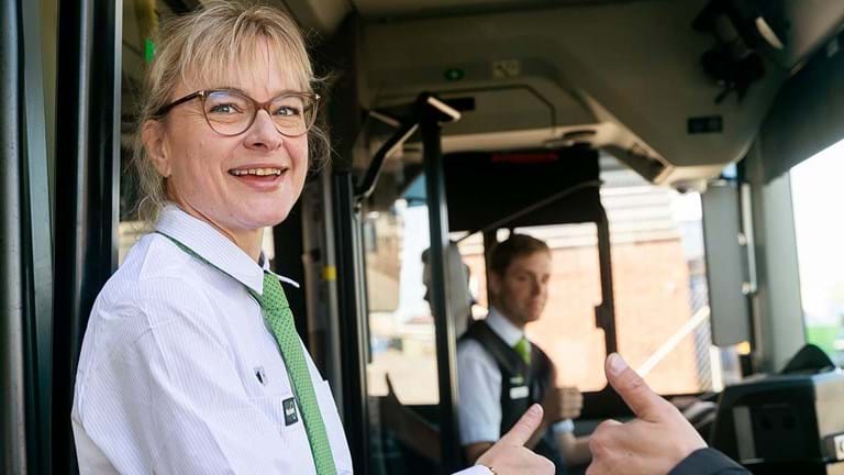 Förare gör tummen upp