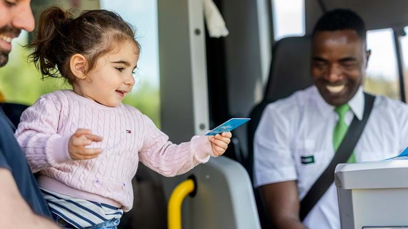 Glatt barn i bussen