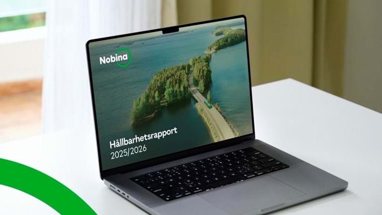 En laptop med hållbarhetsrapporten på skärmen