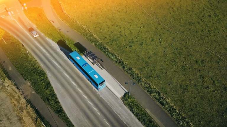 En drönarbilv av en buss i landskap