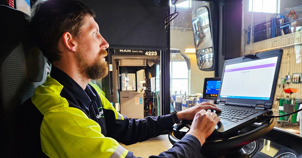 NME-tekniker jobbar med en dator i en buss