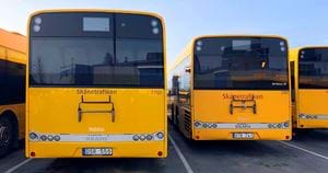 Nymålade gula bussar