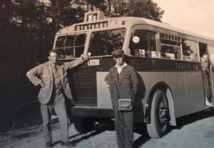 två män, varav en föraren Helmer Johansson framför en buss till Stafsnäs på 1940-talet.