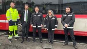 Flaggvakterna på Södertörn framför en SL-buss