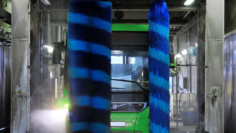 Tvätta bussen hos Nobina och ta en kaffe under tiden.